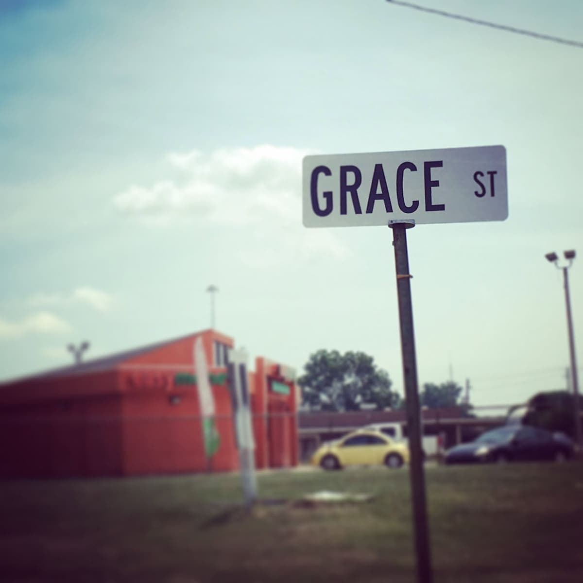 A street sign reading Grace St in Decatur, Alabama
